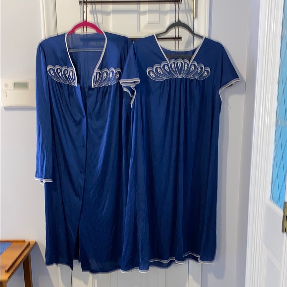 Shadowline NWT Vintage nightgown and robe, navy with white scalloped design.